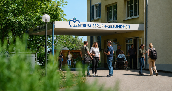 Standort Bad Krozingen, Eingang mit Menschen