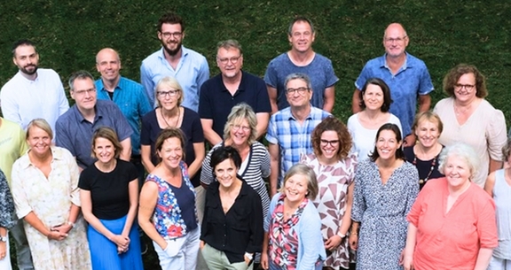 Bild welches das ganze Team als Personen darstellt.